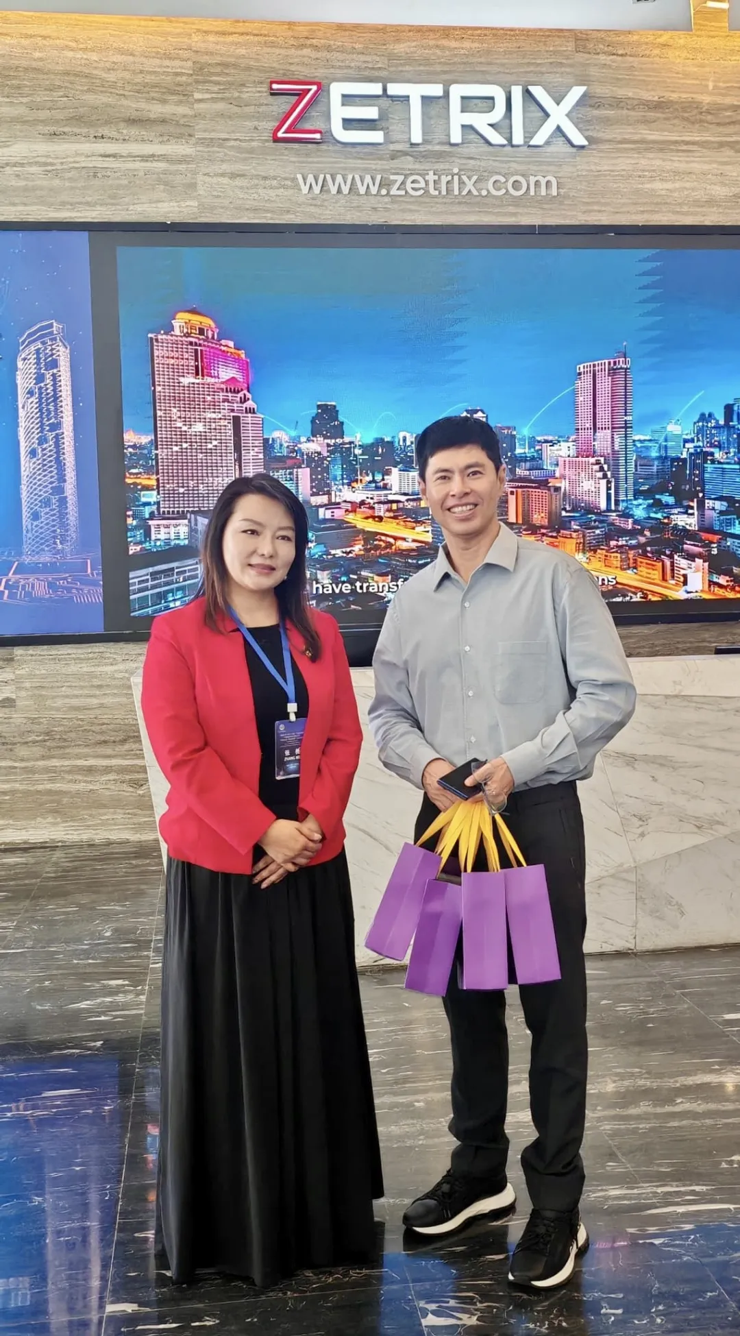 云南省女企业家协会张梅会长向Zetrix创始人TS先生赠送特色礼物